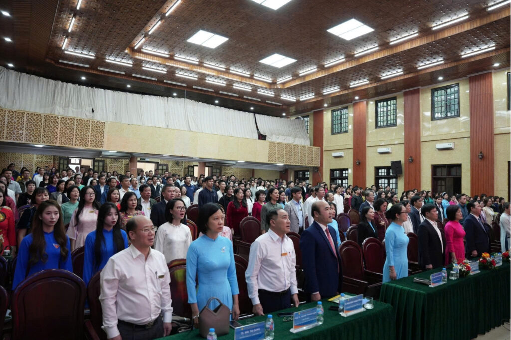 Tham dự buổi lễ